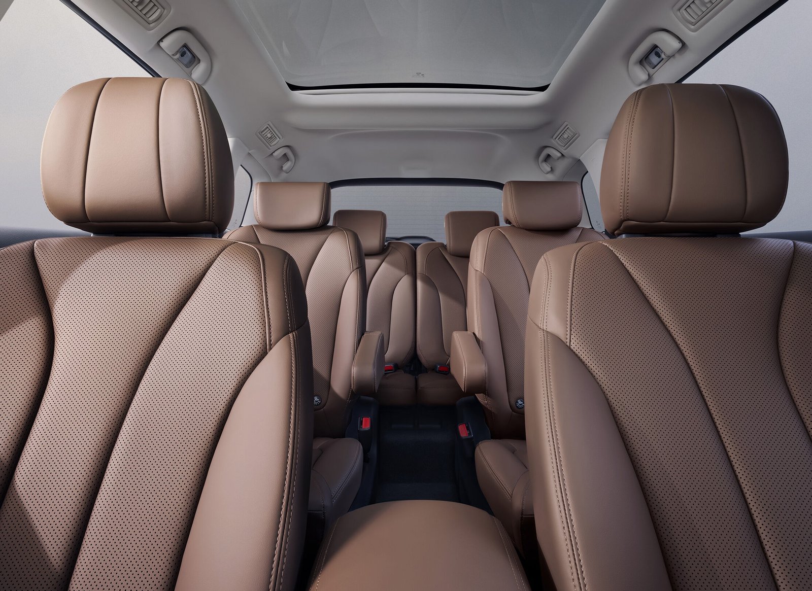 Kabin penumpang M6 EV · Black + Brown